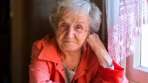 La souffrance silencieuse des seniors « abandonnés » dans les maisons de retraite