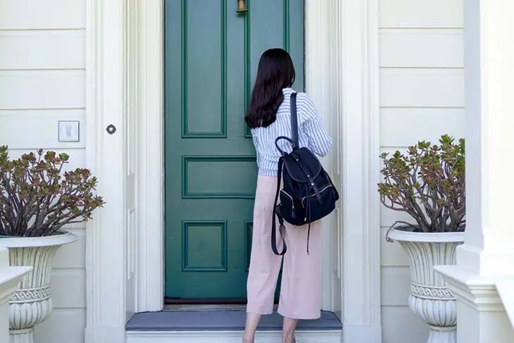 Clés perdues ? Pas de problème – la méthode de la bouteille pour ouvrir la porte en 30 secondes