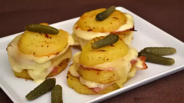 Pommes de terre au four au fromage à raclette et lard fumé