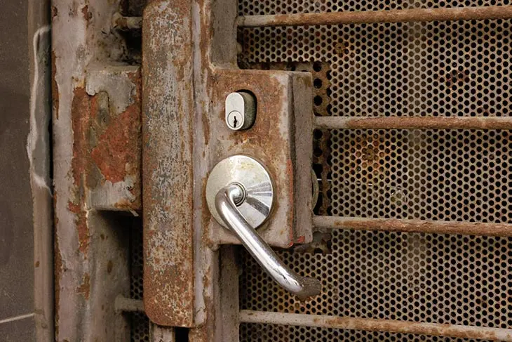 Comment enlever la rouille des fenêtres et portes sans les peindre ?