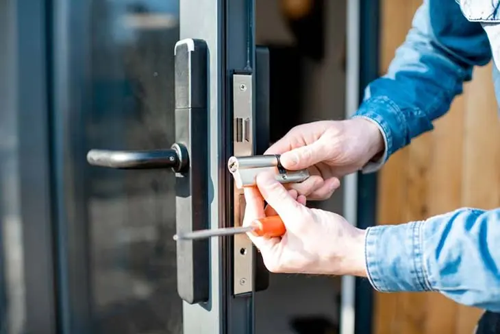 Clés perdues ? Pas de problème – la méthode de la bouteille pour ouvrir la porte en 30 secondes