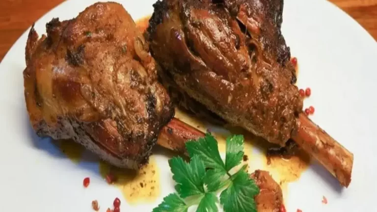 Souris d’agneau confites Une recette bretonne qui sublime l’agneau. Lentement cuite en cocotte dans un jus réalisé avec un mélange de l’huile d’olive, miel, thym et romarin,