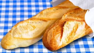 Transformez un pain rassis en pain frais et croustillant en 3 minutes : plus besoin de le jeter