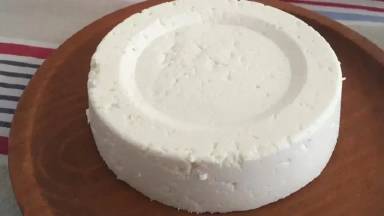 Avec 1 Litre de lait, un pot de yaourt et un demi-citron? Voici comment faire du fromage maison