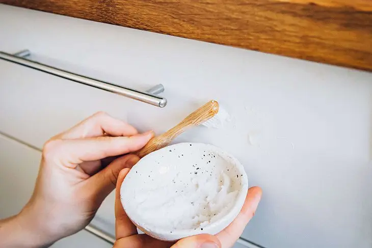 Comment nettoyer la graisse des meubles en bois de la cuisine ? 3 méthodes infaillibles