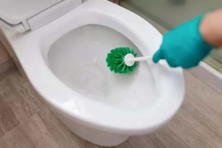 Mouiller du papier toilette avec du vinaigre : c’est la solution à beaucoup de vos problèmes à la maison !