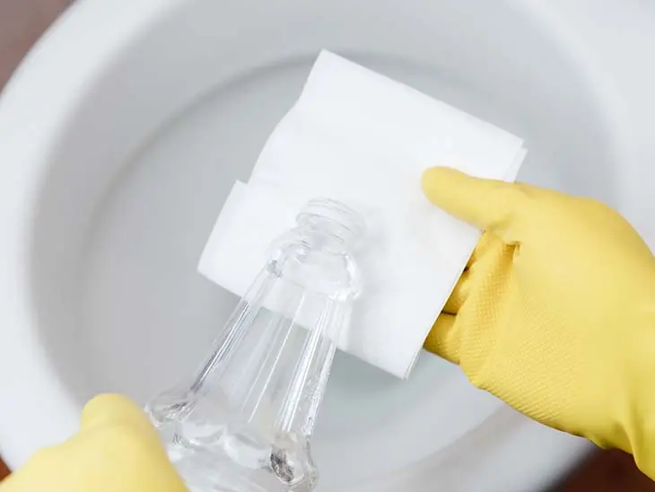 Mouiller du papier toilette avec du vinaigre : c’est la solution à beaucoup de vos problèmes à la maison !