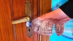 Clés perdues ? Pas de problème – la méthode de la bouteille pour ouvrir la porte en 30 secondes