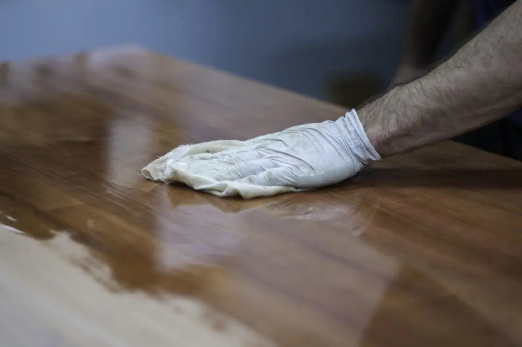 3 vernis naturels fait maison pour polir et donner à vos meubles un aspect neuf