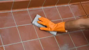 5 astuces naturelles pour nettoyer les joints de carrelage et faire briller le sol