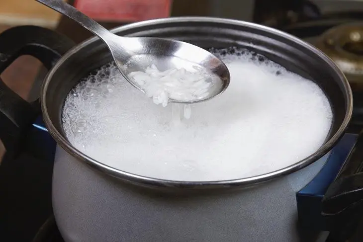 L’astuce des chefs asiatiques pour empêcher le riz de coller à la casserole : des grains séparés parfaitement cuits