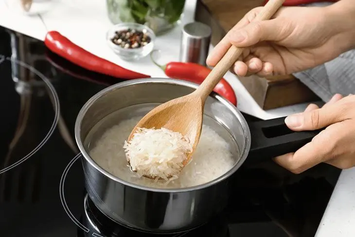 L’astuce des chefs asiatiques pour empêcher le riz de coller à la casserole : des grains séparés parfaitement cuits