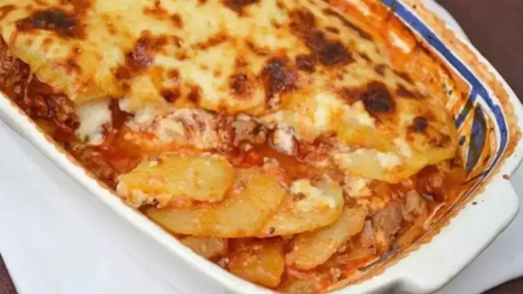 Lasagnes de pommes de terre à la viande hachée et à la béchamel