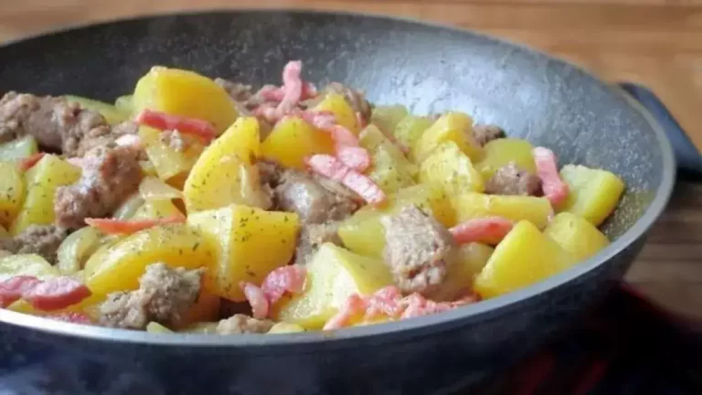 Poêlée aux pommes de terre saucisses et lardon croustillant