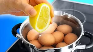 Pressez quelques gouttes de jus de citron dans l’eau dans laquelle vous faites bouillir l’œuf ! Vous n’en croirez pas vos yeux