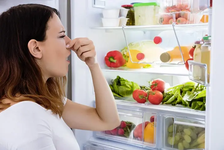 Mettez un bol de vinaigre au frigo et voyez ce qui se passe : la solution géniale à un problème courant