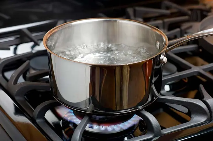 L’astuce de génie pour rendre la cuisinière comme neuve en 5 minutes