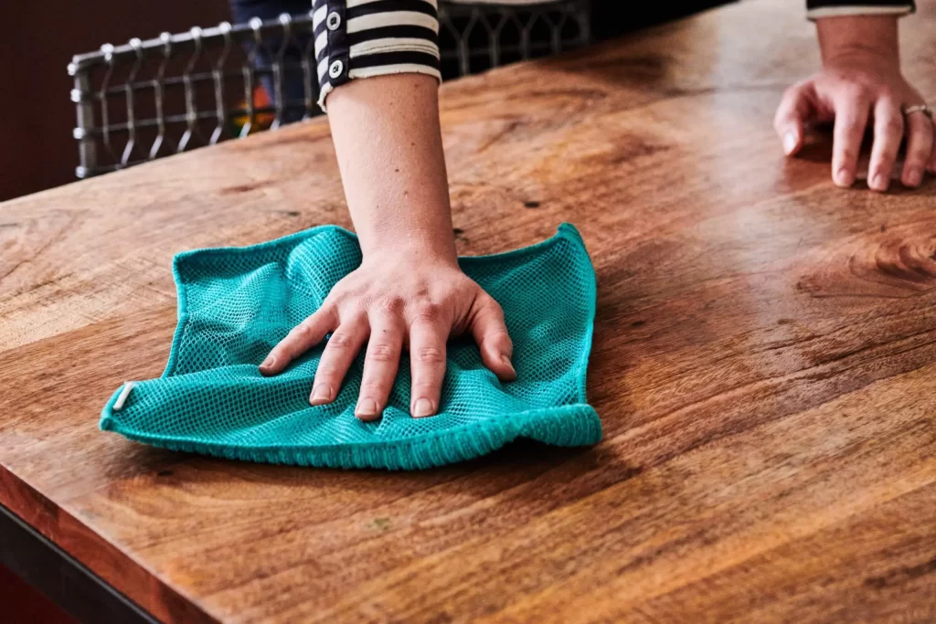 enlever les rayures et les traces sur les meubles en bois