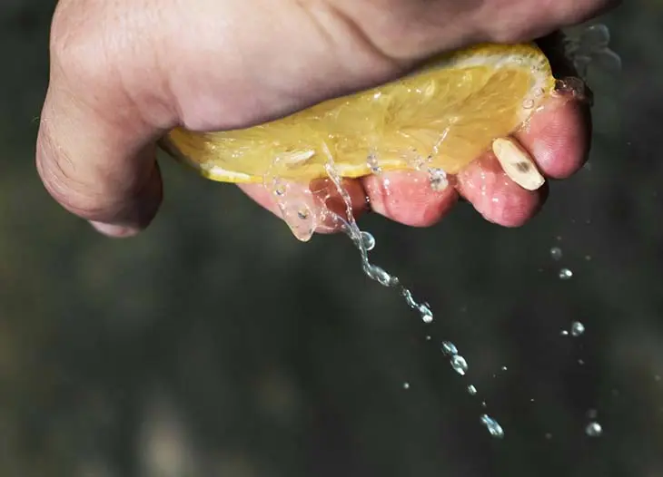 Pressez quelques gouttes de jus de citron dans l’eau dans laquelle vous faites bouillir l’œuf ! Vous n’en croirez pas vos yeux