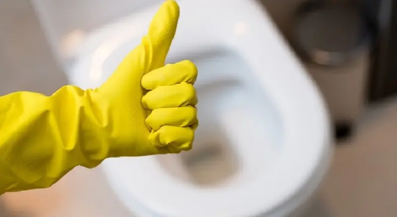 Comment nettoyer les toilettes pour éliminer les bactéries, microbes et se débarrasser des odeurs désagréables