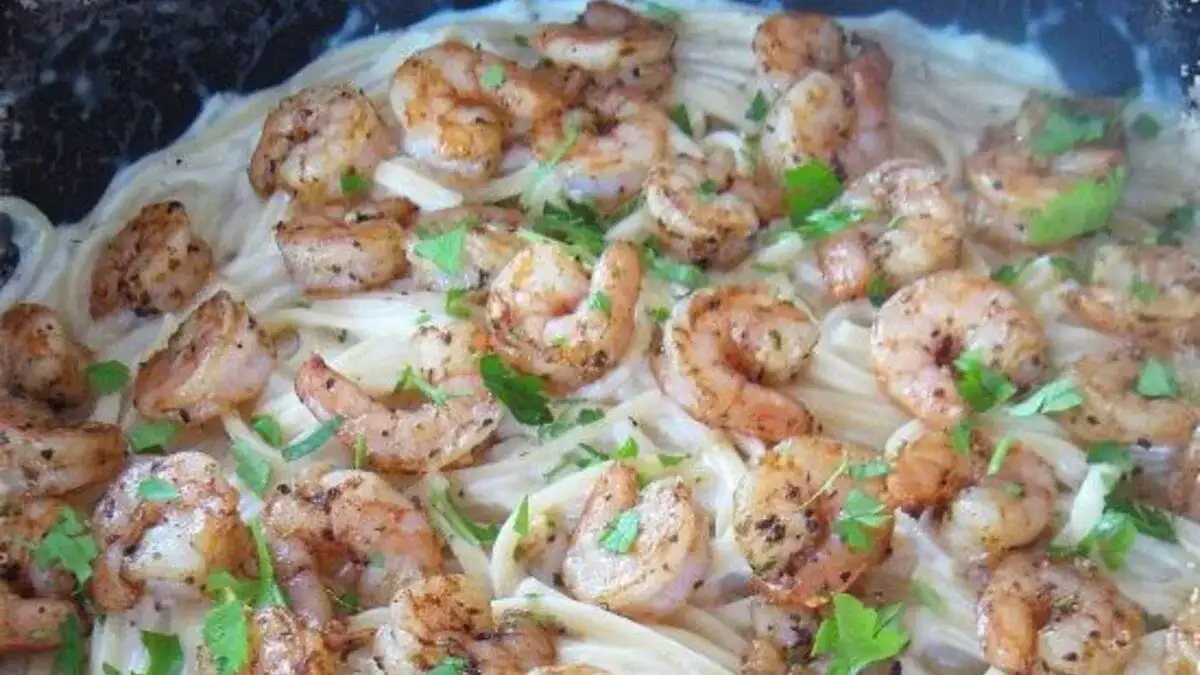 Linguine aux crevettes cajuns en sauce à l’ail, parmesan et crème