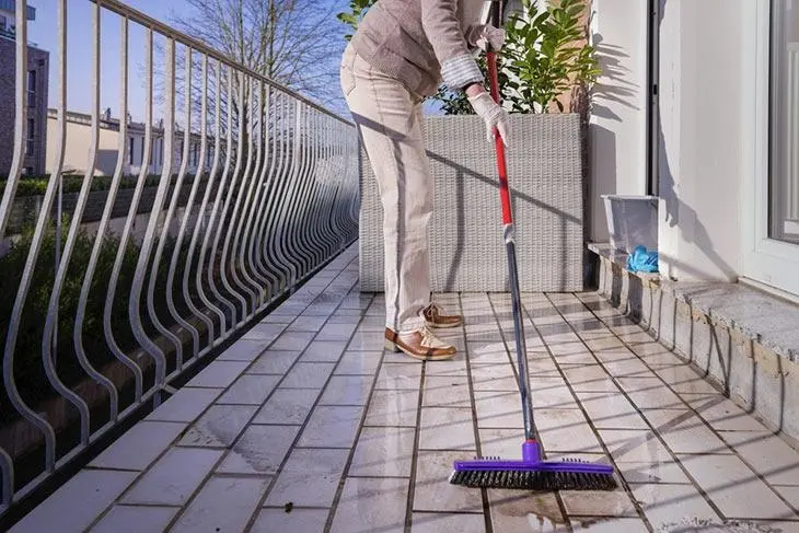 Comment nettoyer le carrelage extérieur sans produits chimiques ? Le nettoyage du printemps montre le bout de son nez. Il va falloir bientôt s’atteler à la tâche pour embellir les balcons et les terrasses en vue des futures journées ensoleillées. Car si ces lieux en plein air sont pratiquement délaissés durant la période froide, à l’arrivée des beaux jours, ils sont de nouveau très sollicités. Et, bien-sûr, une fois que vous envisagez ce fameux nettoyage en profondeur, vous vous retrouvez face à un spectacle de désolation. Un vrai chaos ! Mais rassurez-vous, avec nos conseils et astuces, vous serez bien armé pour transformer ce champ de bataille en un cadre épuré, bien ordonné et accueillant. Evidemment, tout doit passer au peigne fin, du mobilier au tissu, en passant par le sol, les vitres et autres surfaces encrassées. Envie de délaisser les produits chimiques pour une fois ? A la bonne heure ! Rien de tel qu’un nettoyage écologique pour épargner l’environnement, entretenir sainement vos espaces et économiser un peu de sous. D’autant que nos remèdes maison sont très efficaces et offrent un résultat sans fausse note. Mais, avant de démarrer le lavage et le nettoyage, n’oubliez pas de bien balayer votre balcon pour retirer toute la saleté visible. Il est préférable de le faire avec un balai à poils durs et denses. Lire aussi : Joints de carrelage sales ? Le nettoyant magique pour les blanchir facilement Un duo émérite : vinaigre blanc et bicarbonate de soude Du bicarbonate de soude logo pinterest Du bicarbonate de soude – Source : spm Le problème avec les détergents industriels, c’est qu’ils s’usent rapidement et ne sont pas vraiment rentables. Sans compter qu’ils polluent l’environnement. Mais, ne les dénigrons pas non plus, car ils n’en restent pas moins très efficaces. Toutefois, certains produits naturels n’ont rien à leur envier. C’est le cas notamment du vinaigre blanc et du bicarbonate de soude que l’on trouve facilement dans la majorité des foyers. Ces ingrédients polyvalents ont l’avantage d’être économiques et écologiques. Ils ont surtout une habileté remarquable pour éradiquer la saleté et bannir les taches tenaces. Aussi, pour ce nettoyage en profondeur, vous aurez besoin de : Eau Ammoniaque Nettoyeur de vitre Vinaigre blanc Liquide vaisselle Bicarbonate de soude Mélangez tous ces ingrédients ensemble jusqu’à obtenir une solution homogène. Et appliquez-la sur les carreaux de votre balcon ou terrasse. Ce puissant remède maison va dissoudre l’épaisse couche de saleté en quelques secondes seulement ! Ensuite, lavez le carrelage avec une vadrouille ou un chiffon, selon vos habitudes. Afin de le protéger des futures salissures, il est bon d’utiliser par la suite un protecteur de surface. N.B : si vous avez des carreaux de ciment sur votre balcon, vous pouvez utiliser un mélange d’ammoniaque et d’amidon pour le nettoyage. Comment nettoyer le carrelage en marbre sans abîmer le revêtement ? Nous ne l’avons pas précisé jusqu’ici, mais bien entendu, il faut faire très attention au type de revêtement du sol de votre balcon ou terrasse. Car, chaque matériau nécessite différents produits pour éliminer la saleté, sans causer de dommages irréparables. Par exemple, le carrelage en marbre est très délicat à nettoyer. C’est même le matériau le plus difficile à entretenir. Son raffinement n’a d’égal que sa fragilité. Idéalement, vous devriez mélangez une cuillerée de bicarbonate de soude avec une cuillérée de savon de Marseille, jusqu’à l’obtention d’un mélange homogène. Versez cette solution dans un seau rempli d’eau pour procéder au lavage normal. Le résultat sera très satisfaisant : vos carreaux marbrés retrouveront un bel éclat brillant ! Autres remèdes pour nettoyer le carrelage de votre terrasse Avec du savon noir Si vous souhaitez nettoyer un carrelage très sale, le savon noir suffit amplement. Ce produit est efficace, écologique et bon marché. Pour nettoyer votre terrasse, combinez 10 litres d’eau chaude avec 10 cuillères à soupe de savon noir liquide. Frottez bien, rincez correctement et le tour est joué ! Lire aussi : Comment décrasser le carrelage de la salle de bain ? Cet ingrédient magique le fait briller Avec de l’alcool ménager Nettoyer le carrelage du balcon logo pinterest Nettoyer le carrelage du balcon – Source : spm L’alcool ménager est une solution très populaire pour nettoyer toutes les surfaces et pour éliminer les taches tenaces. Il suffit d’utiliser une éponge imbibée d’une solution d’ 1/3 d’alcool ménager et de 2/3 d’eau chaude. Si les taches sont vraiment persistantes, frottez-les avec une épongée imbibée d’alcool. Rincez ensuite à l’eau. Avec de l’acide citrique Enfin, l’acide citrique est également un remède maison très performant. En prime, il s’agit d’un acide végétal organique 100% naturel. On l’emploie à la fois comme additif alimentaire et comme agent nettoyant pour divers éléments. Ainsi, il nettoiera en profondeur votre terrasse, détartrera et dissoudra toutes les salissures en quelques minutes. Pour utiliser ce produit, commencez par mettre des gants pour éviter d’agresser la peau. Versez 5 cuillères à soupe d’acide citrique dans un seau d’ 1 litre d’eau chaude. Vous pouvez ajouter quelques gouttes d’huile essentielle de citron ou d’arbre à thé, reconnues pour leurs propriétés désinfectantes et leur arôme délicat. Frottez ensuite avec une brosse. Puis, rincez abondamment et terminez en essuyant l’excédent. Brillance garantie ! Comment nettoyer le carrelage extérieur sans produits chimiques ? Le nettoyage du printemps montre le bout de son nez. Il va falloir bientôt s’atteler à la tâche pour embellir les balcons et les terrasses en vue des futures journées ensoleillées. Car si ces lieux en plein air sont pratiquement délaissés durant la période froide, à l’arrivée des beaux jours, ils sont de nouveau très sollicités. Et, bien-sûr, une fois que vous envisagez ce fameux nettoyage en profondeur, vous vous retrouvez face à un spectacle de désolation. Un vrai chaos ! Mais rassurez-vous, avec nos conseils et astuces, vous serez bien armé pour transformer ce champ de bataille en un cadre épuré, bien ordonné et accueillant. Evidemment, tout doit passer au peigne fin, du mobilier au tissu, en passant par le sol, les vitres et autres surfaces encrassées. Envie de délaisser les produits chimiques pour une fois ? A la bonne heure ! Rien de tel qu’un nettoyage écologique pour épargner l’environnement, entretenir sainement vos espaces et économiser un peu de sous. D’autant que nos remèdes maison sont très efficaces et offrent un résultat sans fausse note. Mais, avant de démarrer le lavage et le nettoyage, n’oubliez pas de bien balayer votre balcon pour retirer toute la saleté visible. Il est préférable de le faire avec un balai à poils durs et denses. Lire aussi : Joints de carrelage sales ? Le nettoyant magique pour les blanchir facilement Un duo émérite : vinaigre blanc et bicarbonate de soude Du bicarbonate de soude logo pinterest Du bicarbonate de soude – Source : spm Le problème avec les détergents industriels, c’est qu’ils s’usent rapidement et ne sont pas vraiment rentables. Sans compter qu’ils polluent l’environnement. Mais, ne les dénigrons pas non plus, car ils n’en restent pas moins très efficaces. Toutefois, certains produits naturels n’ont rien à leur envier. C’est le cas notamment du vinaigre blanc et du bicarbonate de soude que l’on trouve facilement dans la majorité des foyers. Ces ingrédients polyvalents ont l’avantage d’être économiques et écologiques. Ils ont surtout une habileté remarquable pour éradiquer la saleté et bannir les taches tenaces. Aussi, pour ce nettoyage en profondeur, vous aurez besoin de : Eau Ammoniaque Nettoyeur de vitre Vinaigre blanc Liquide vaisselle Bicarbonate de soude Mélangez tous ces ingrédients ensemble jusqu’à obtenir une solution homogène. Et appliquez-la sur les carreaux de votre balcon ou terrasse. Ce puissant remède maison va dissoudre l’épaisse couche de saleté en quelques secondes seulement ! Ensuite, lavez le carrelage avec une vadrouille ou un chiffon, selon vos habitudes. Afin de le protéger des futures salissures, il est bon d’utiliser par la suite un protecteur de surface. N.B : si vous avez des carreaux de ciment sur votre balcon, vous pouvez utiliser un mélange d’ammoniaque et d’amidon pour le nettoyage. Comment nettoyer le carrelage en marbre sans abîmer le revêtement ? Nous ne l’avons pas précisé jusqu’ici, mais bien entendu, il faut faire très attention au type de revêtement du sol de votre balcon ou terrasse. Car, chaque matériau nécessite différents produits pour éliminer la saleté, sans causer de dommages irréparables. Par exemple, le carrelage en marbre est très délicat à nettoyer. C’est même le matériau le plus difficile à entretenir. Son raffinement n’a d’égal que sa fragilité. Idéalement, vous devriez mélangez une cuillerée de bicarbonate de soude avec une cuillérée de savon de Marseille, jusqu’à l’obtention d’un mélange homogène. Versez cette solution dans un seau rempli d’eau pour procéder au lavage normal. Le résultat sera très satisfaisant : vos carreaux marbrés retrouveront un bel éclat brillant ! Autres remèdes pour nettoyer le carrelage de votre terrasse Avec du savon noir Si vous souhaitez nettoyer un carrelage très sale, le savon noir suffit amplement. Ce produit est efficace, écologique et bon marché. Pour nettoyer votre terrasse, combinez 10 litres d’eau chaude avec 10 cuillères à soupe de savon noir liquide. Frottez bien, rincez correctement et le tour est joué ! Lire aussi : Comment décrasser le carrelage de la salle de bain ? Cet ingrédient magique le fait briller Avec de l’alcool ménager Nettoyer le carrelage du balcon logo pinterest Nettoyer le carrelage du balcon – Source : spm L’alcool ménager est une solution très populaire pour nettoyer toutes les surfaces et pour éliminer les taches tenaces. Il suffit d’utiliser une éponge imbibée d’une solution d’ 1/3 d’alcool ménager et de 2/3 d’eau chaude. Si les taches sont vraiment persistantes, frottez-les avec une épongée imbibée d’alcool. Rincez ensuite à l’eau. Avec de l’acide citrique Enfin, l’acide citrique est également un remède maison très performant. En prime, il s’agit d’un acide végétal organique 100% naturel. On l’emploie à la fois comme additif alimentaire et comme agent nettoyant pour divers éléments. Ainsi, il nettoiera en profondeur votre terrasse, détartrera et dissoudra toutes les salissures en quelques minutes. Pour utiliser ce produit, commencez par mettre des gants pour éviter d’agresser la peau. Versez 5 cuillères à soupe d’acide citrique dans un seau d’ 1 litre d’eau chaude. Vous pouvez ajouter quelques gouttes d’huile essentielle de citron ou d’arbre à thé, reconnues pour leurs propriétés désinfectantes et leur arôme délicat. Frottez ensuite avec une brosse. Puis, rincez abondamment et terminez en essuyant l’excédent. Brillance garantie ! Lire aussi : Débarassez-vous des joints noirs du carrelage de la salle de bain ou de la cuisine sans effort : une méthode efficace