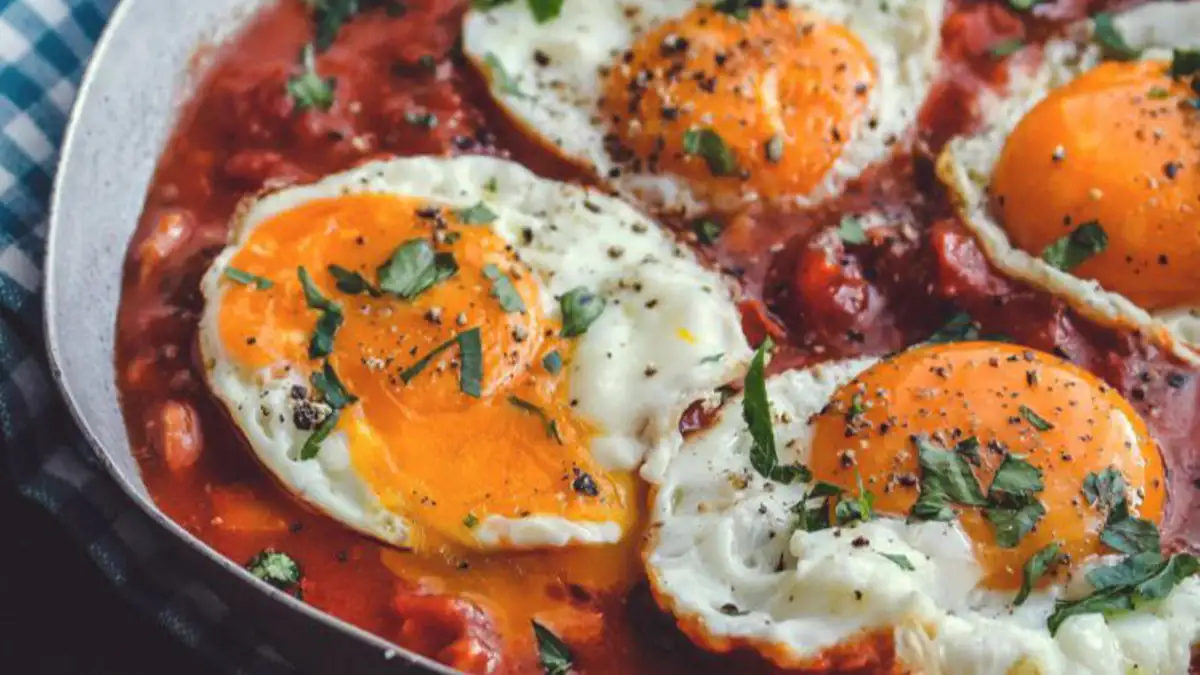 Recette oeufs au plat à la sauce tomate et chorizo