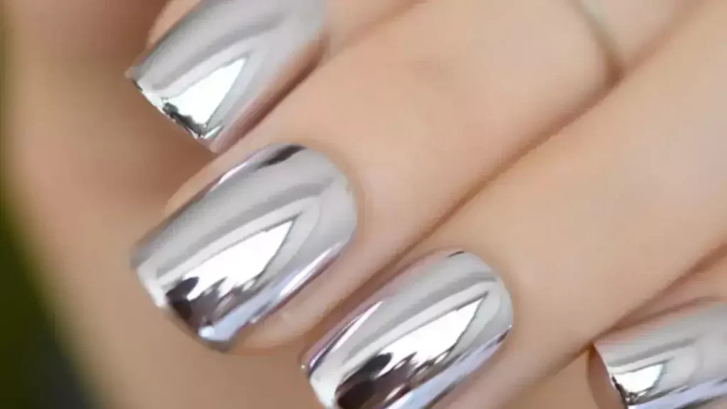 Voici comment réaliser un effet miroir sur vos ongles