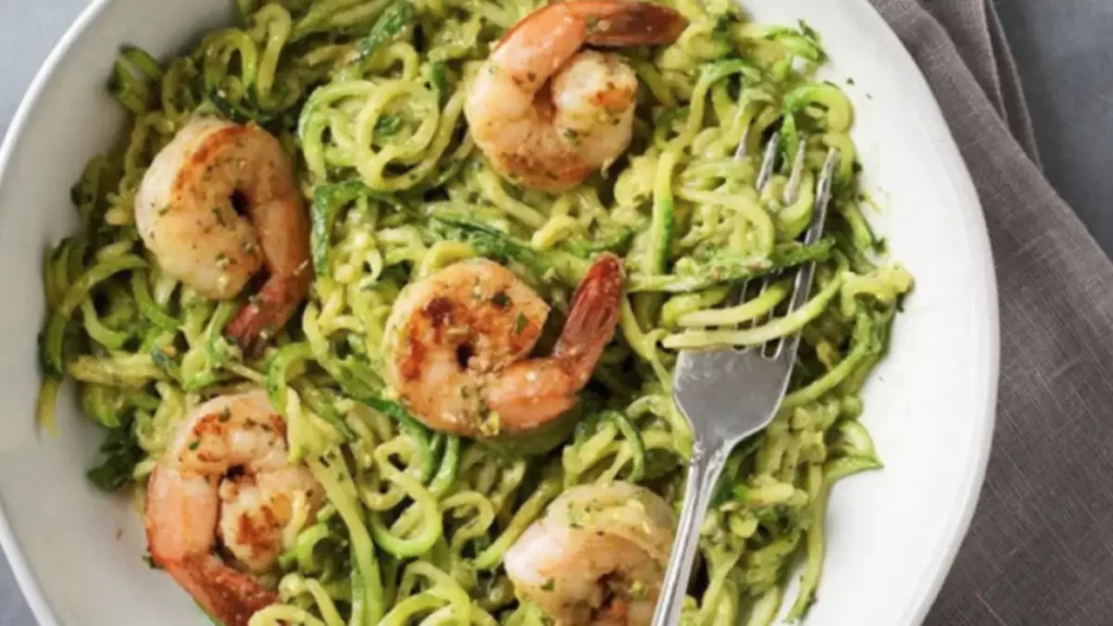 délicieuses nouilles de courgettes au pesto et aux crevettes