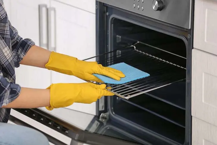 This maintenance product is the most sold in supermarkets and it makes your oven shine in just a few minutes