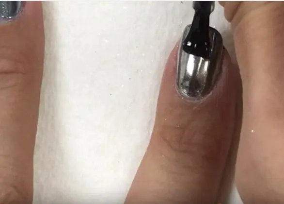 Voici comment réaliser un effet miroir sur vos ongles