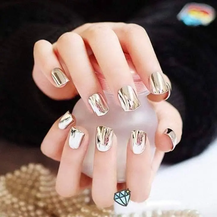 Voici comment réaliser un effet miroir sur vos ongles