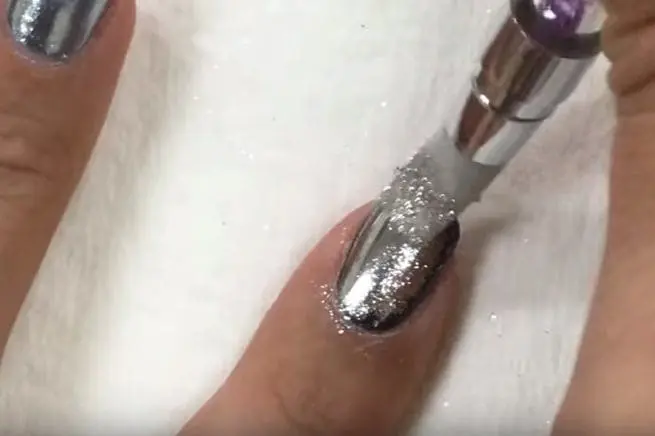 Voici comment réaliser un effet miroir sur vos ongles