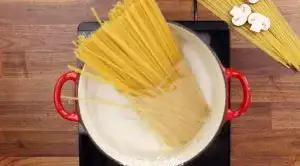 Linguines aux crevettes et champignons nappées d’une sauce à la crème au parmesan à l’ail