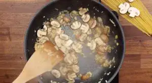 Linguines aux crevettes et champignons nappées d’une sauce à la crème au parmesan à l’ail