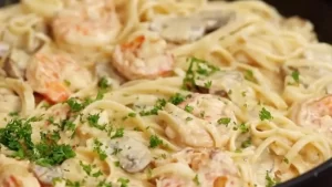 Linguines aux crevettes et champignons nappées d’une sauce à la crème au parmesan à l’ail