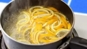 Ne jetez plus les écorces d’orange, faites les bouillir : tout le monde raffole de cette préparation