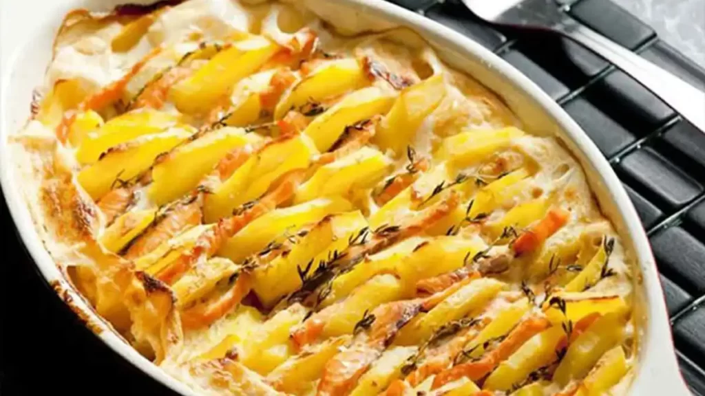 Succulent gratin aux pommes de terre au saumon et à la crème fraîche