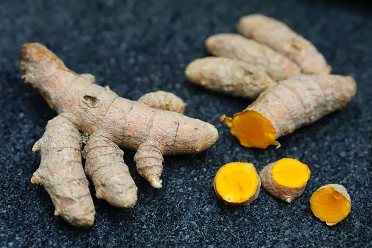 Voici comment faire pousser du curcuma pour en avoir à l’infini à la maison