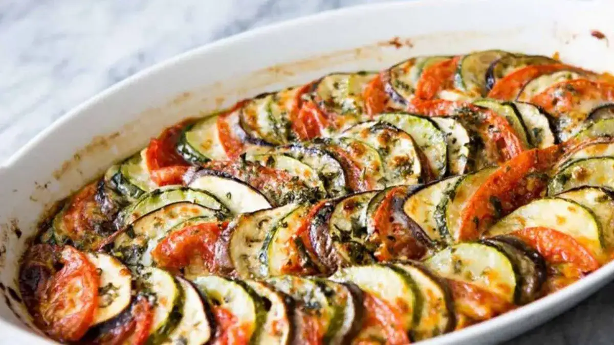 Gratin d’été aux pommes de terre, tomates et courgettes