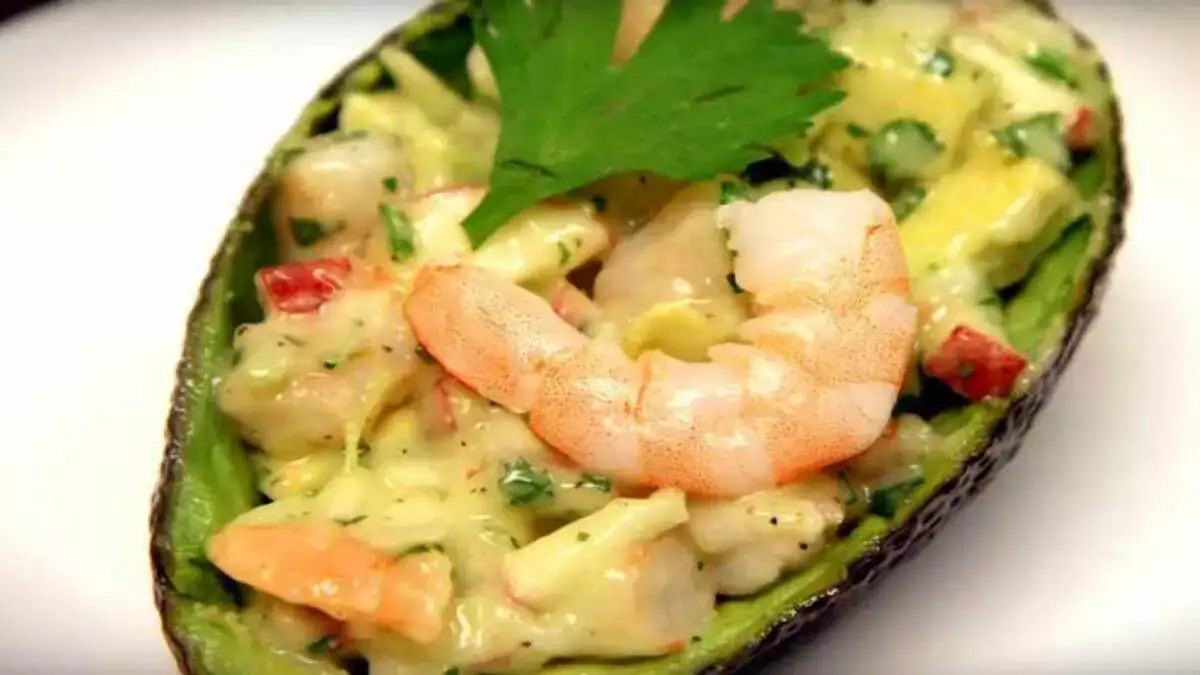 Avocat farci aux crevettes et à la pomme