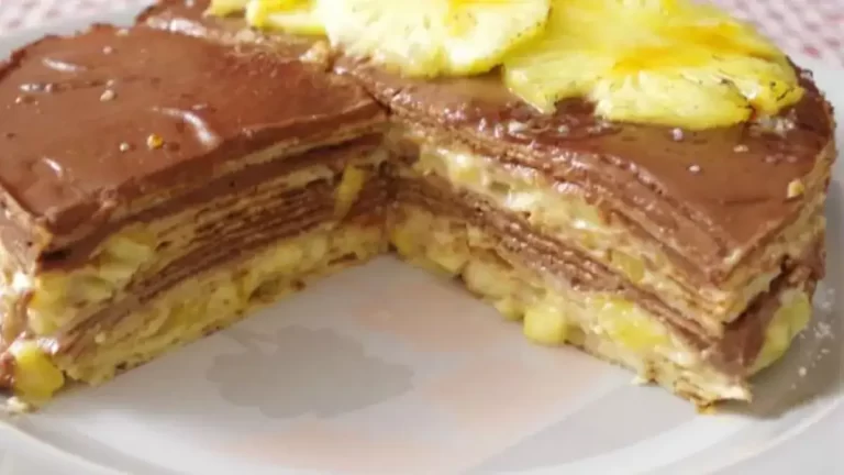 Gâteau de crêpes, crème pâtissière à l’ananas et au chocolat