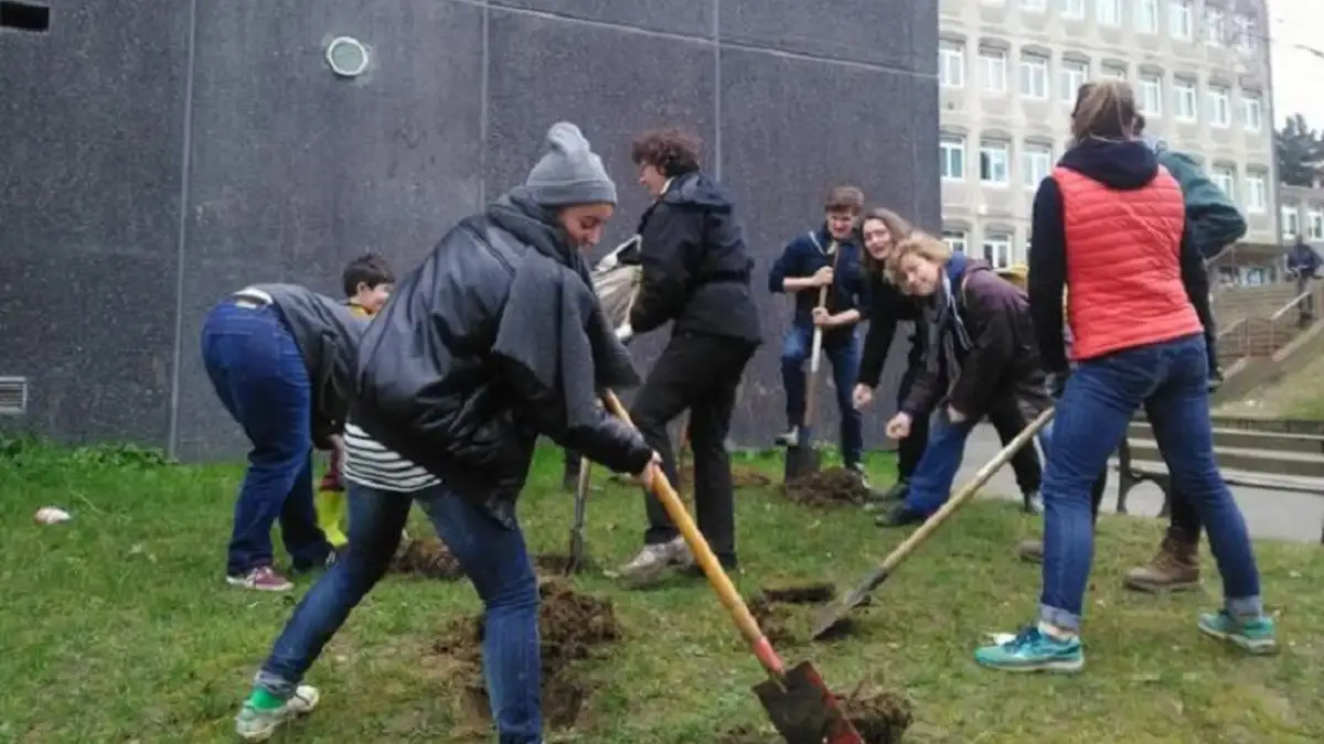 Dans ce collège parisien, le jardinage remplace des heures de colle