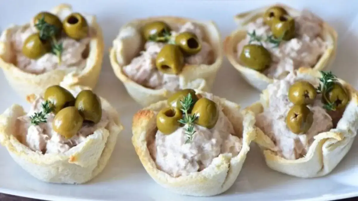 Apéritif de paniers de pain de mie au thon