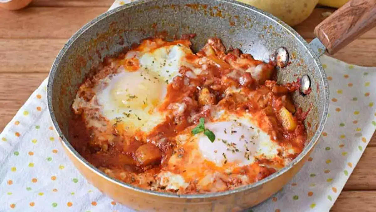 Œufs à la paysanne aux pommes de terre et tomates