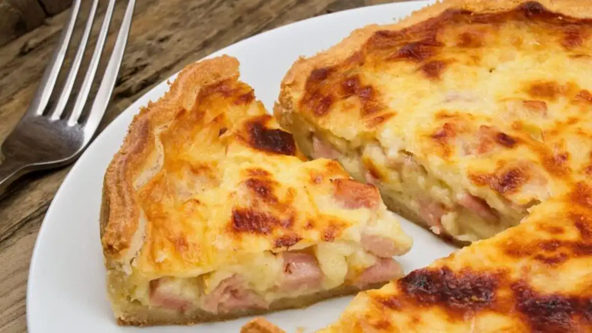 Revenez aux choses simples avec cette quiche au jambon, oignon et fromage