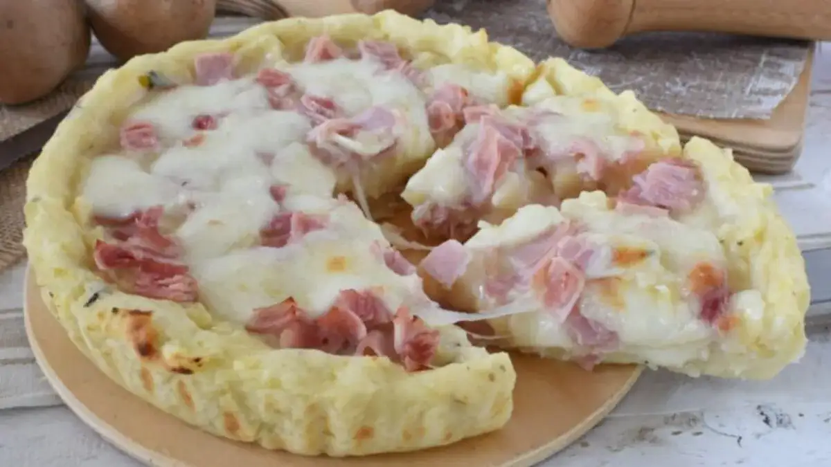 Tarte au pommes de terre, jambon cuit et mozzarella