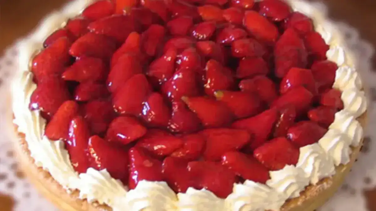 Tarte aux fraises, crème aux amandes et chantilly maison