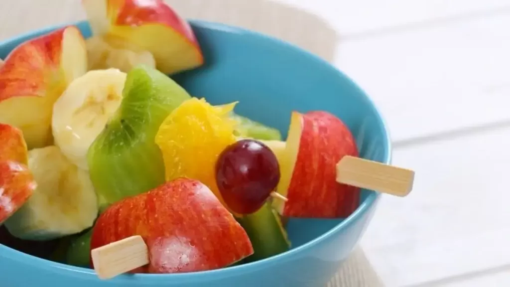 Brochettes de Fruits Arc-en-Ciel : Recette Spéciale Enfants