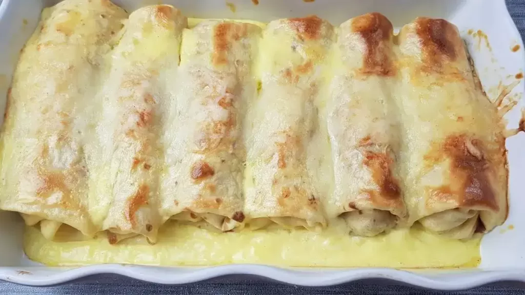 Crêpes Salées Roulées au Poulet et Gratinées au Fromage